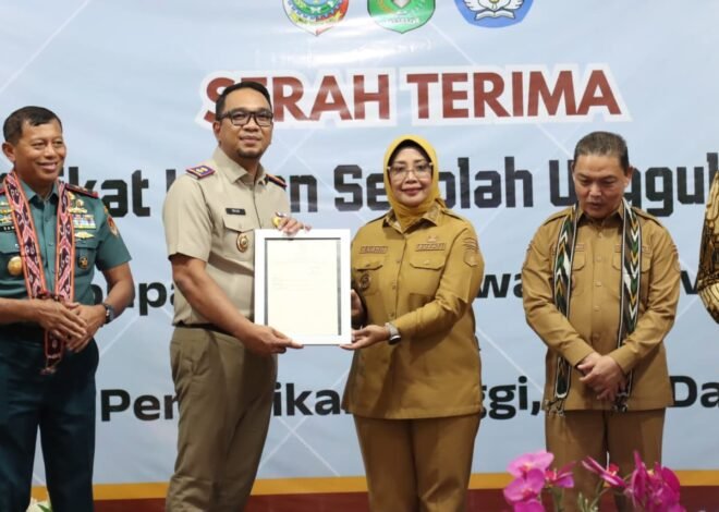 Kepala Kantor Pertanahan Mempawah Serahkan Sertipikat Lahan Sekolah Unggul Garuda kepada Bupati