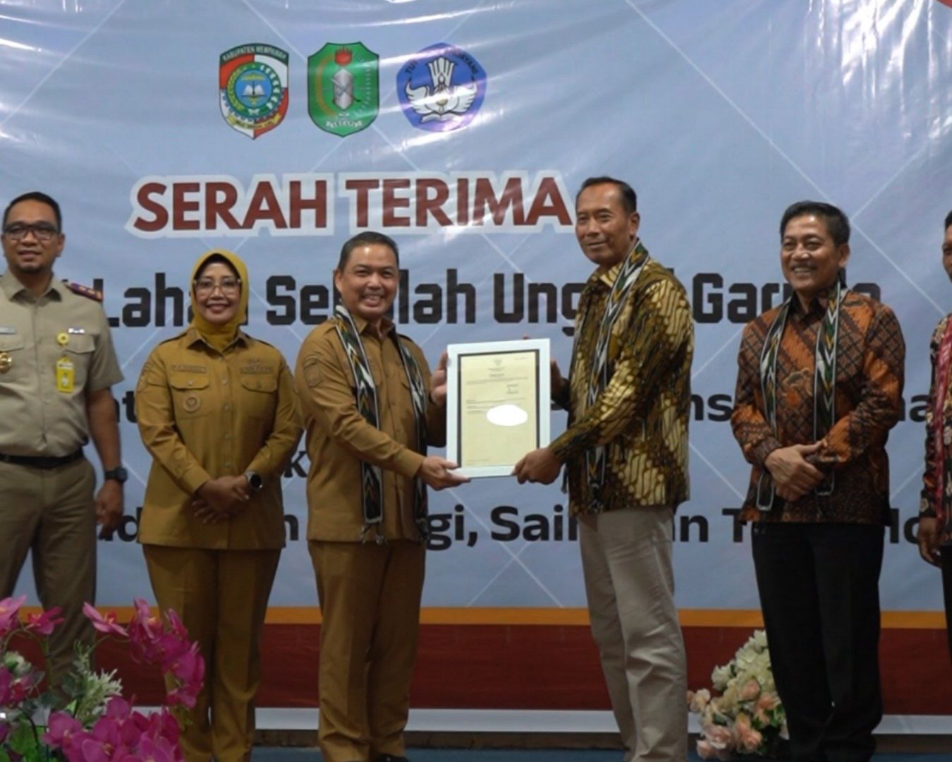 Pemkab Mempawah Serahkan Sertipikat Lahan Sekolah Unggul Garuda ke Kemendiktisaintek