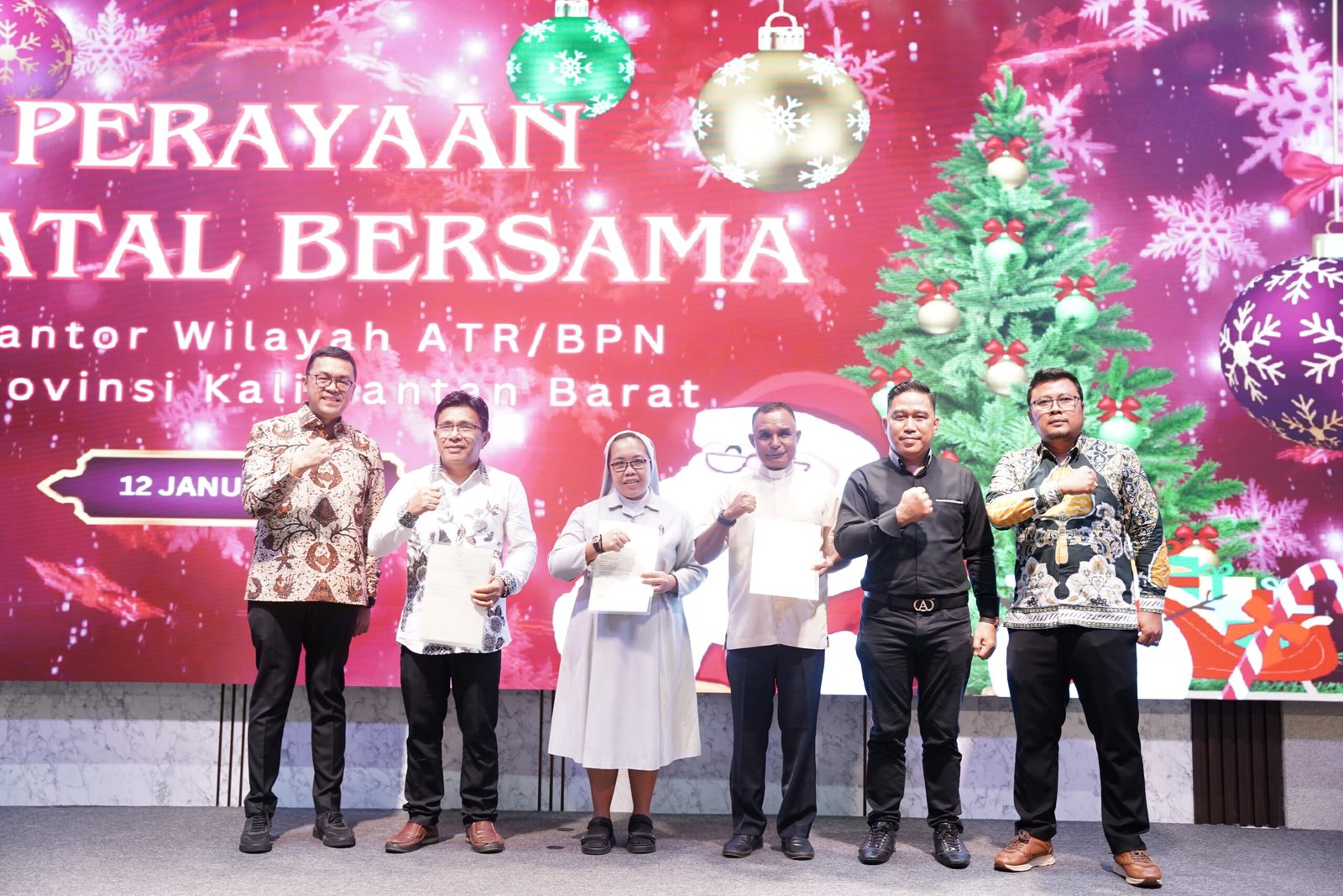 Kanwil BPN Kalbar Serahkan Empat Sertipikat Rumah Ibadah dalam Rangkaian Perayaan Natal