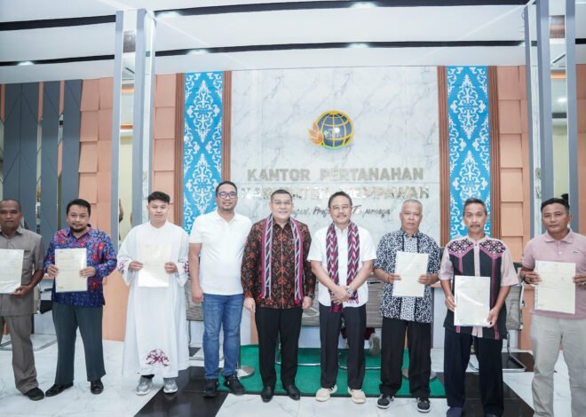 Wamen ATR/BPN Serahkan Tujuh Sertipikat Hak Atas Tanah kepada Masyarakat Mempawah